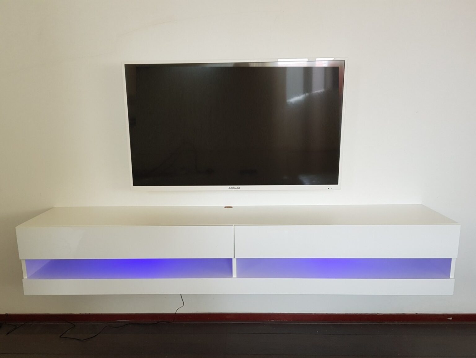 Vooraanzicht zwevend tv-meubel Bobbie LED 180 Wit