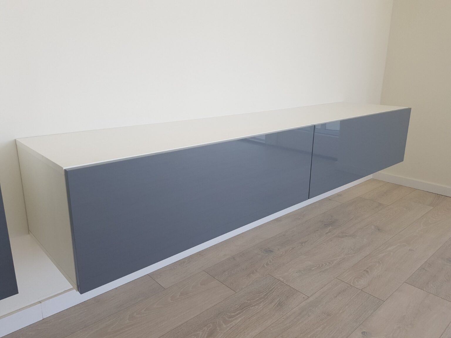 Tv-meubel 180 cm mat wit - hoogglans grijs