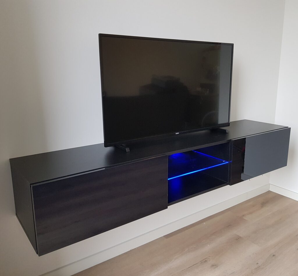 Zwevend tv-meubel Bobbie Glas zwart 180 cm breed